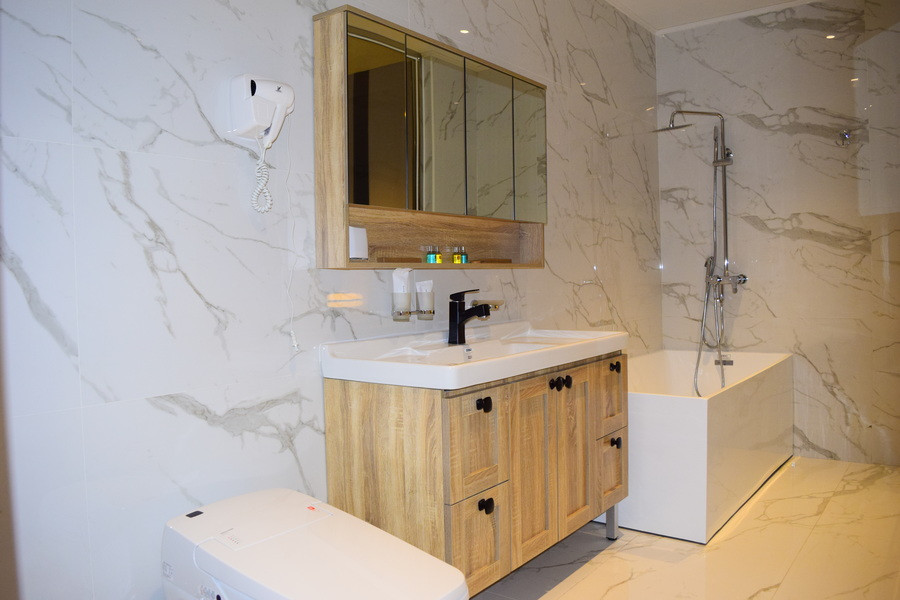 Deluxe King Room - Image 3