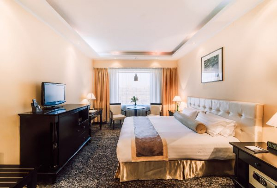 Executive suit room - Image 2