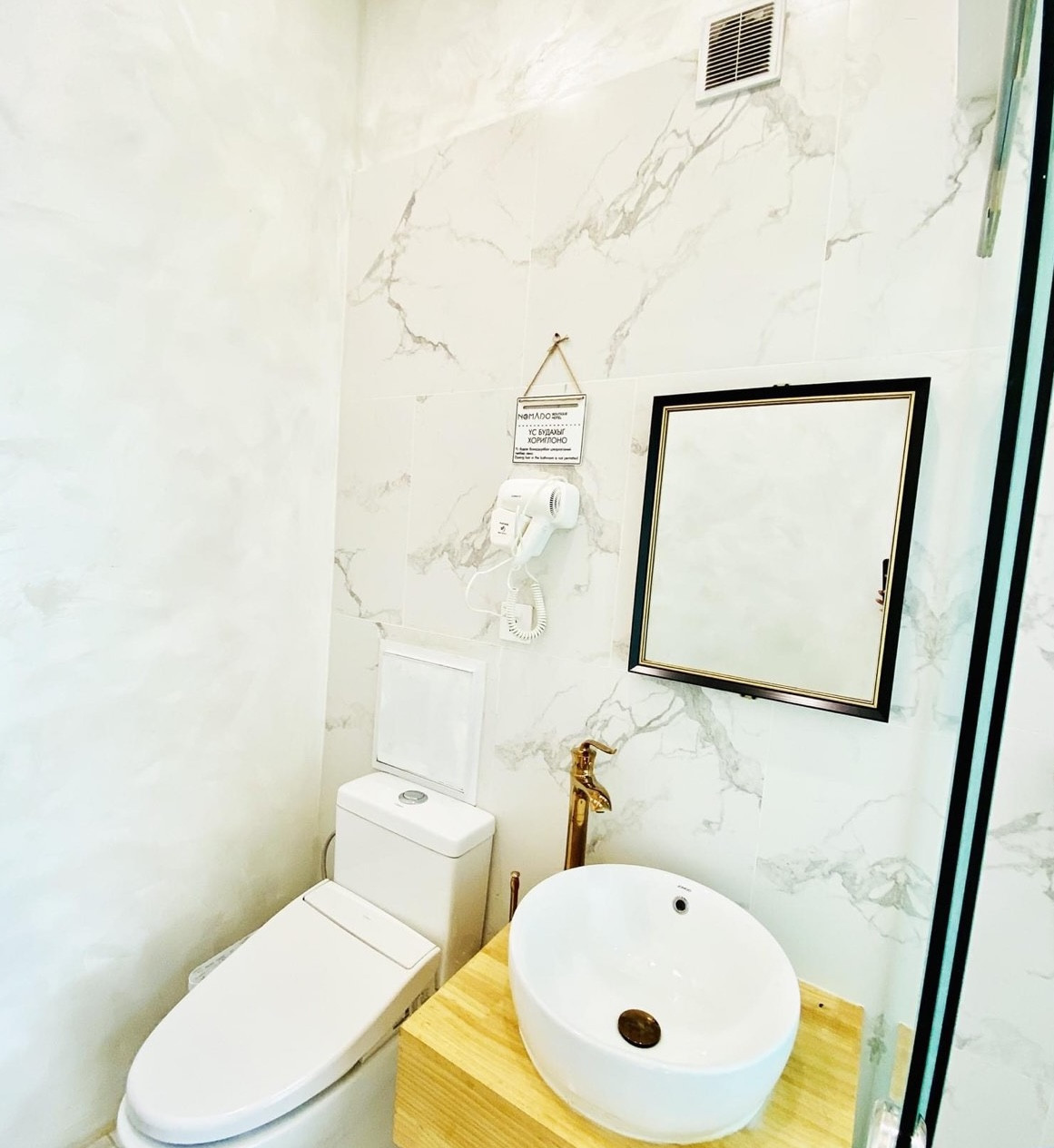 Golden family room - Image 2