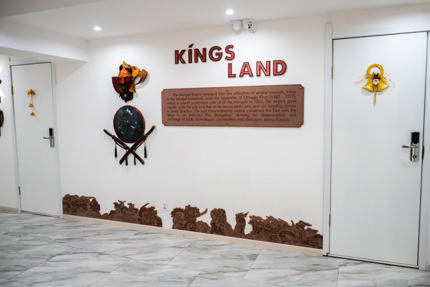 Golden family room - Image 3