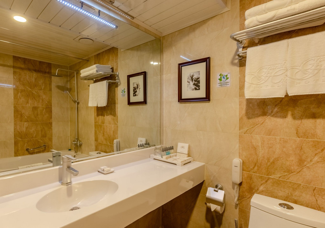 Standard Twin Room - Image 2