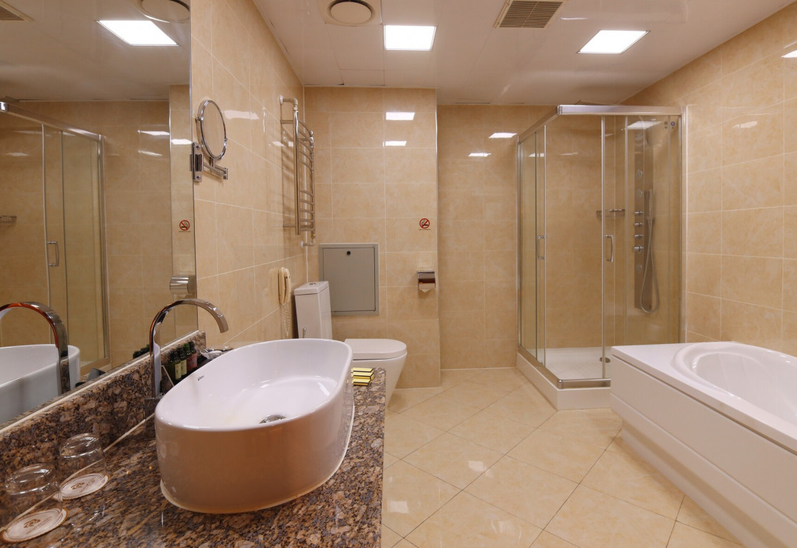 Deluxe King Room - Image 2