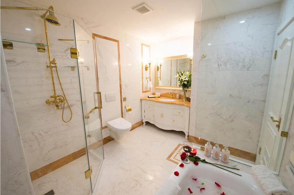 Deluxe King Room - Image 3