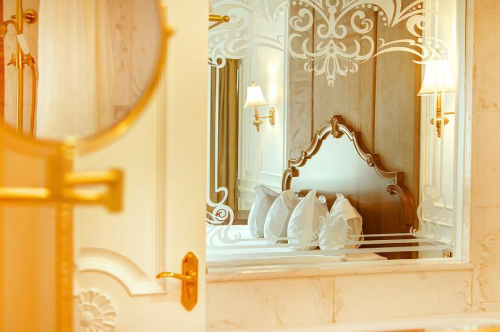 Deluxe Suite Room - Image 4