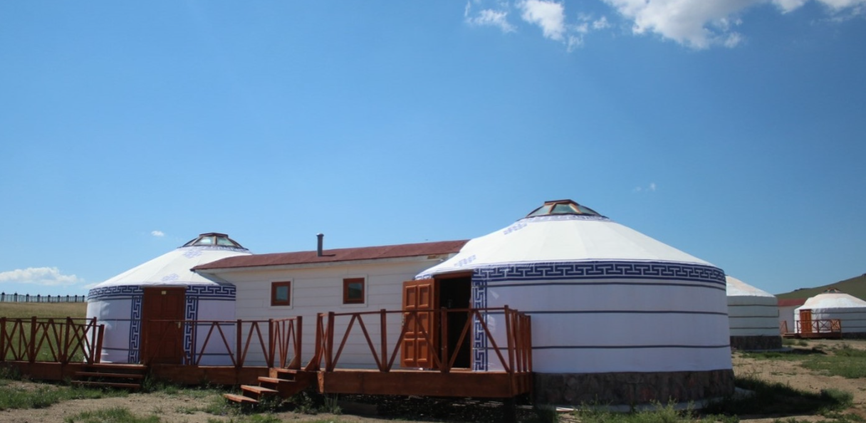 Нэг том ортой гэр - Image 2