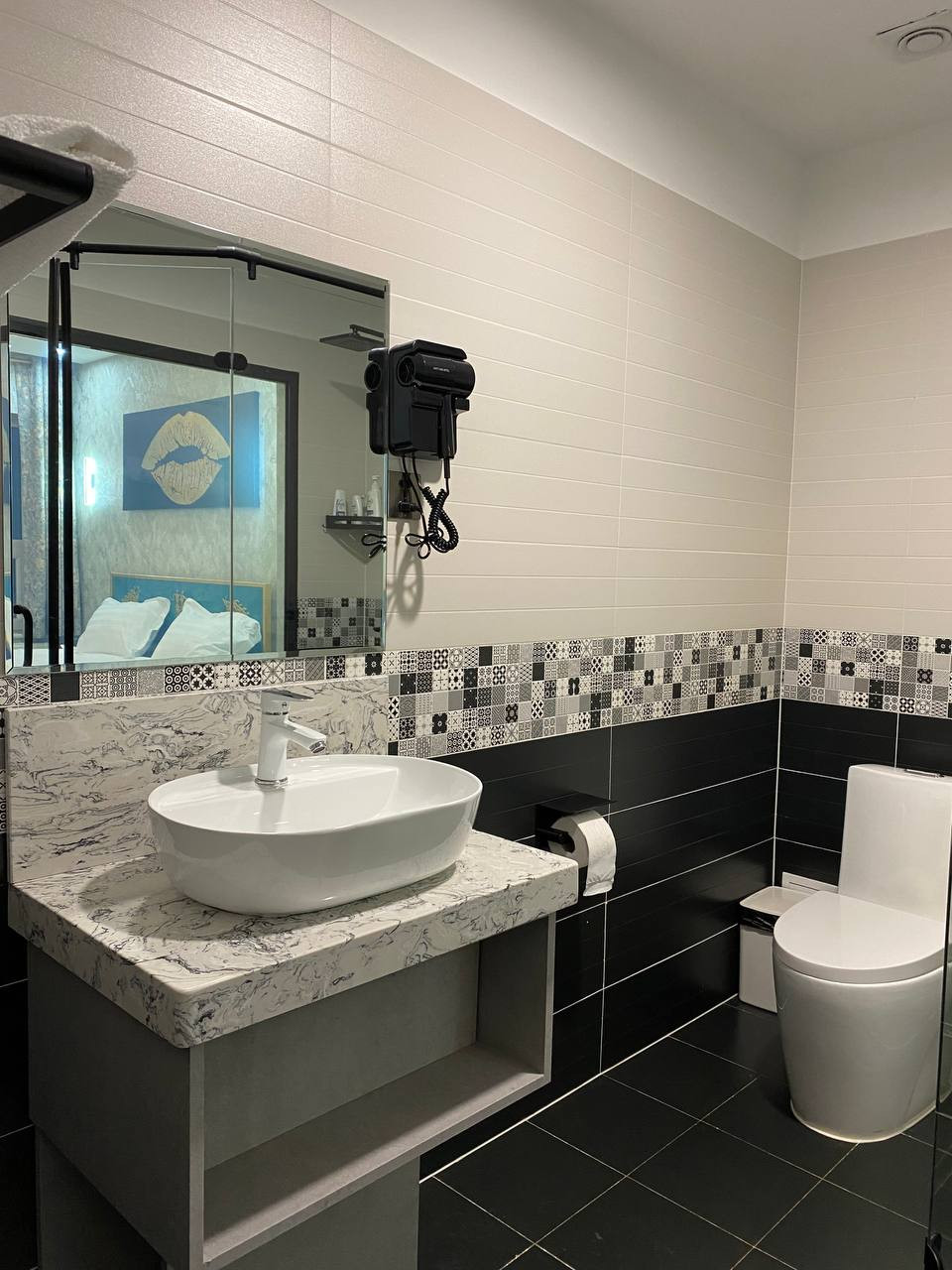 Deluxe twin room - Image 4