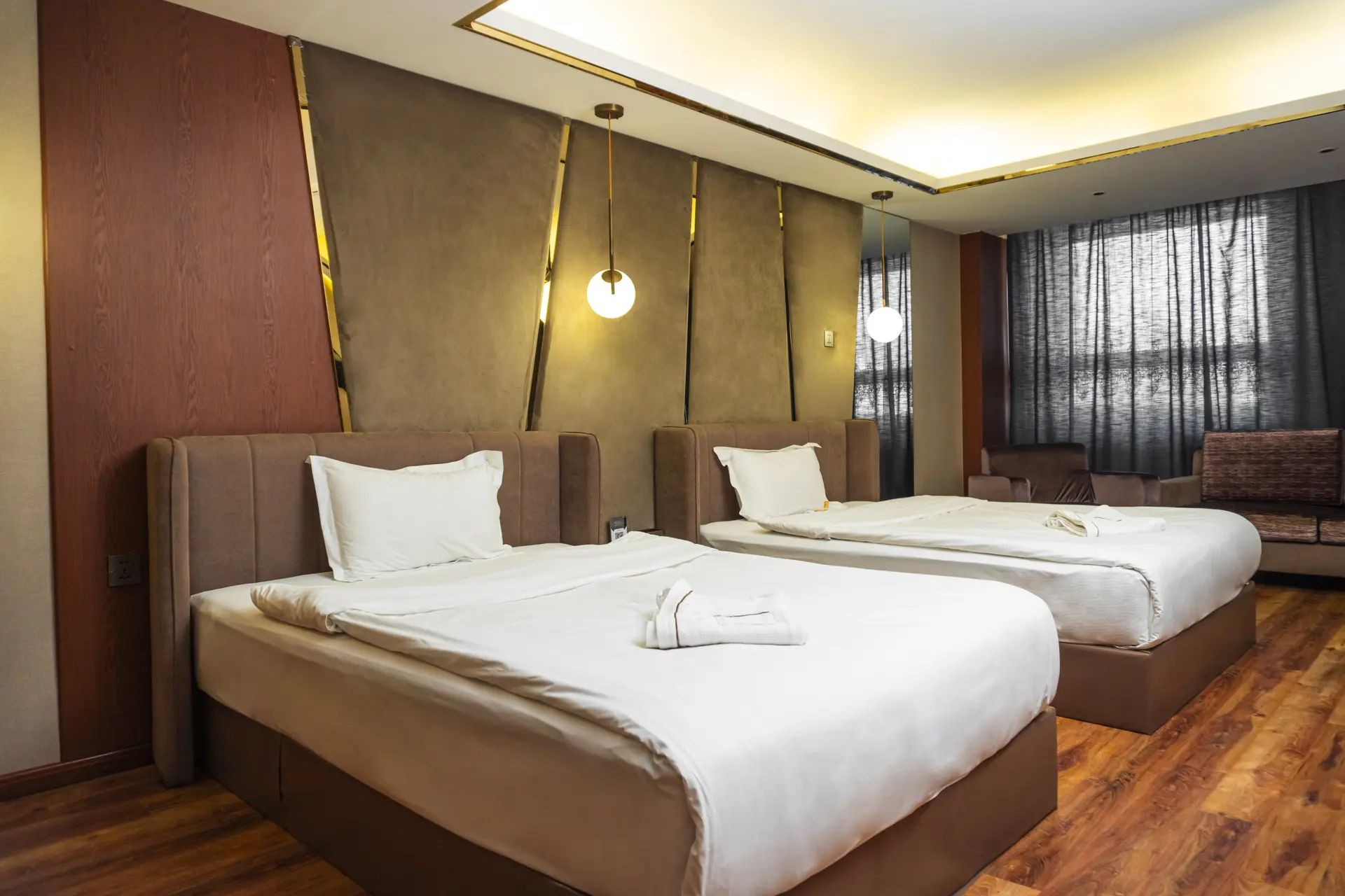 Deluxe Twin - Image 1