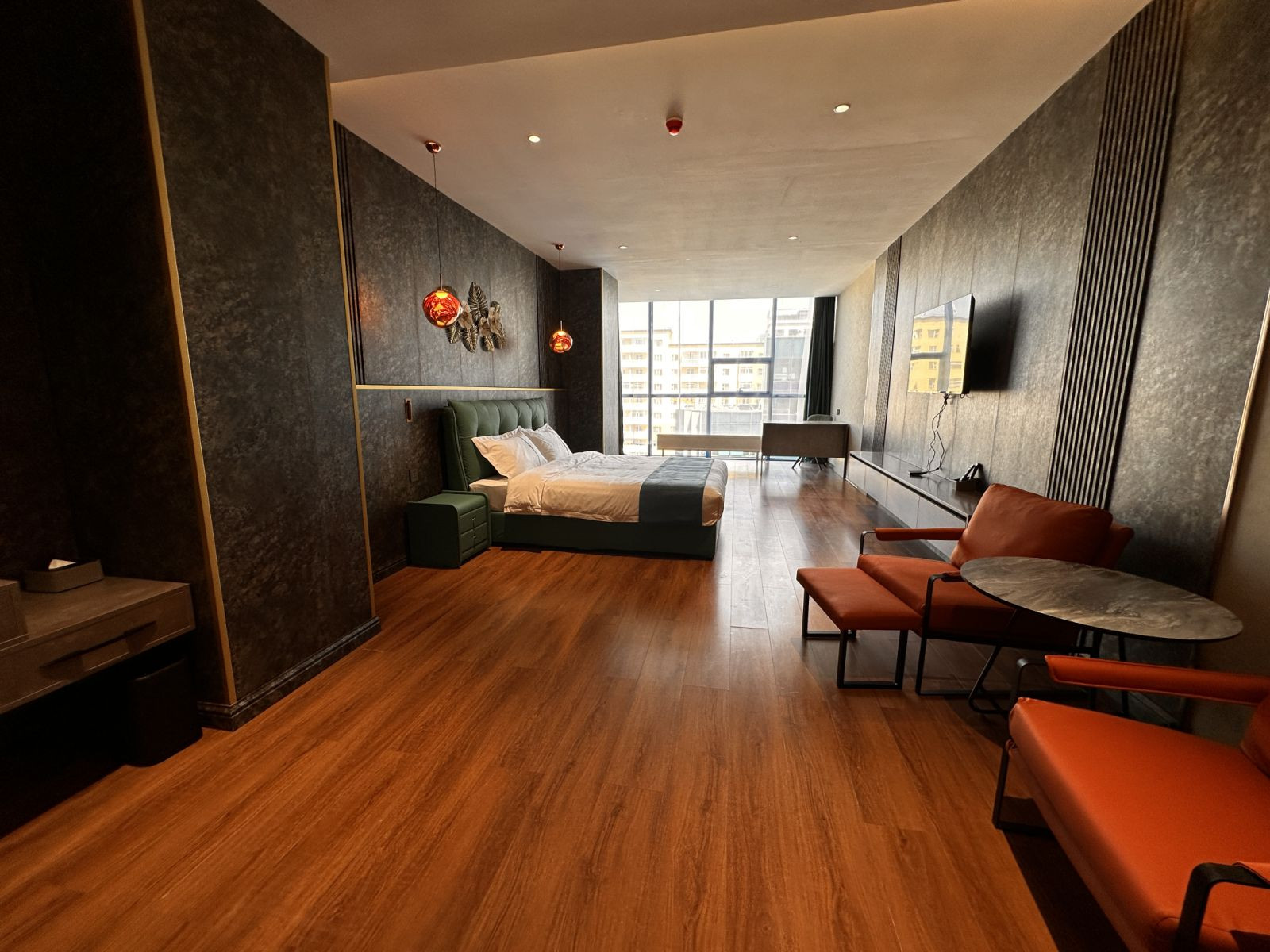 Deluxe King Room - Image 4