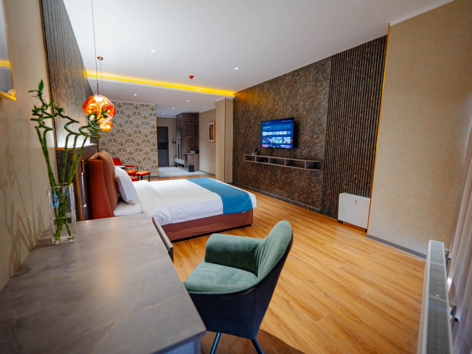 Deluxe King Room - Image 2