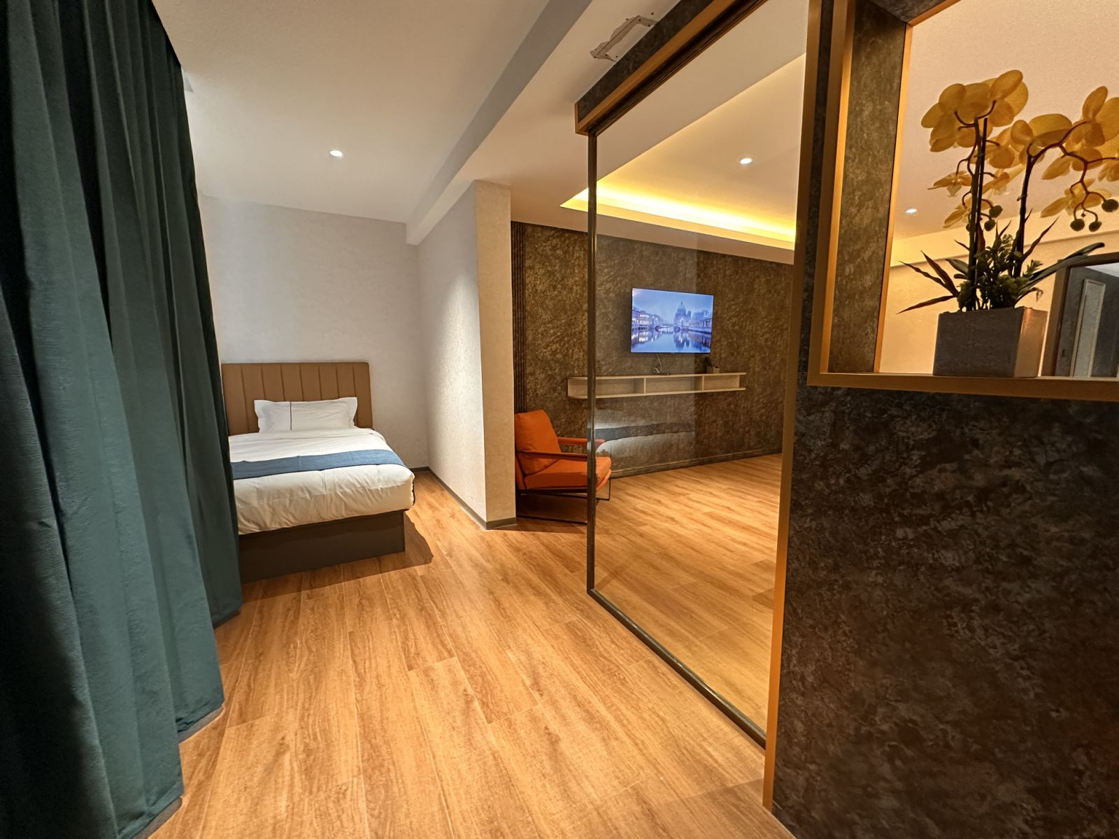 Family Suite Room 3 Bed - Image 3