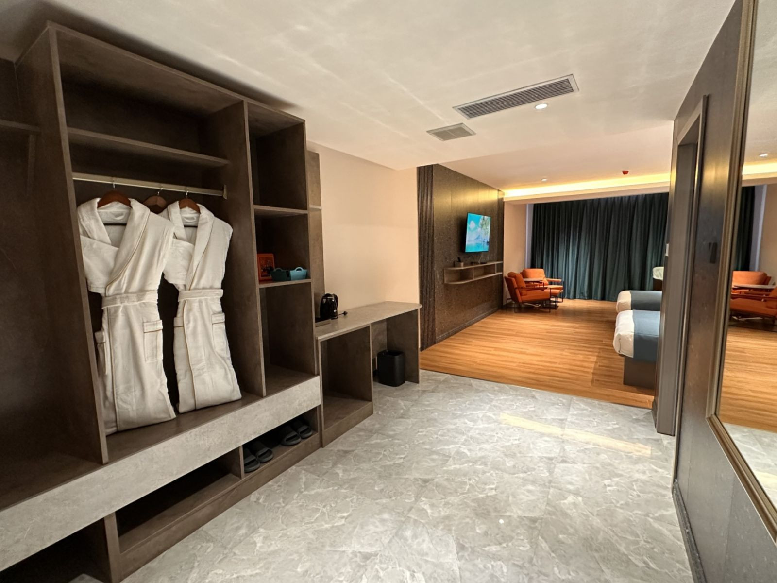 Deluxe Twin Room - Image 4