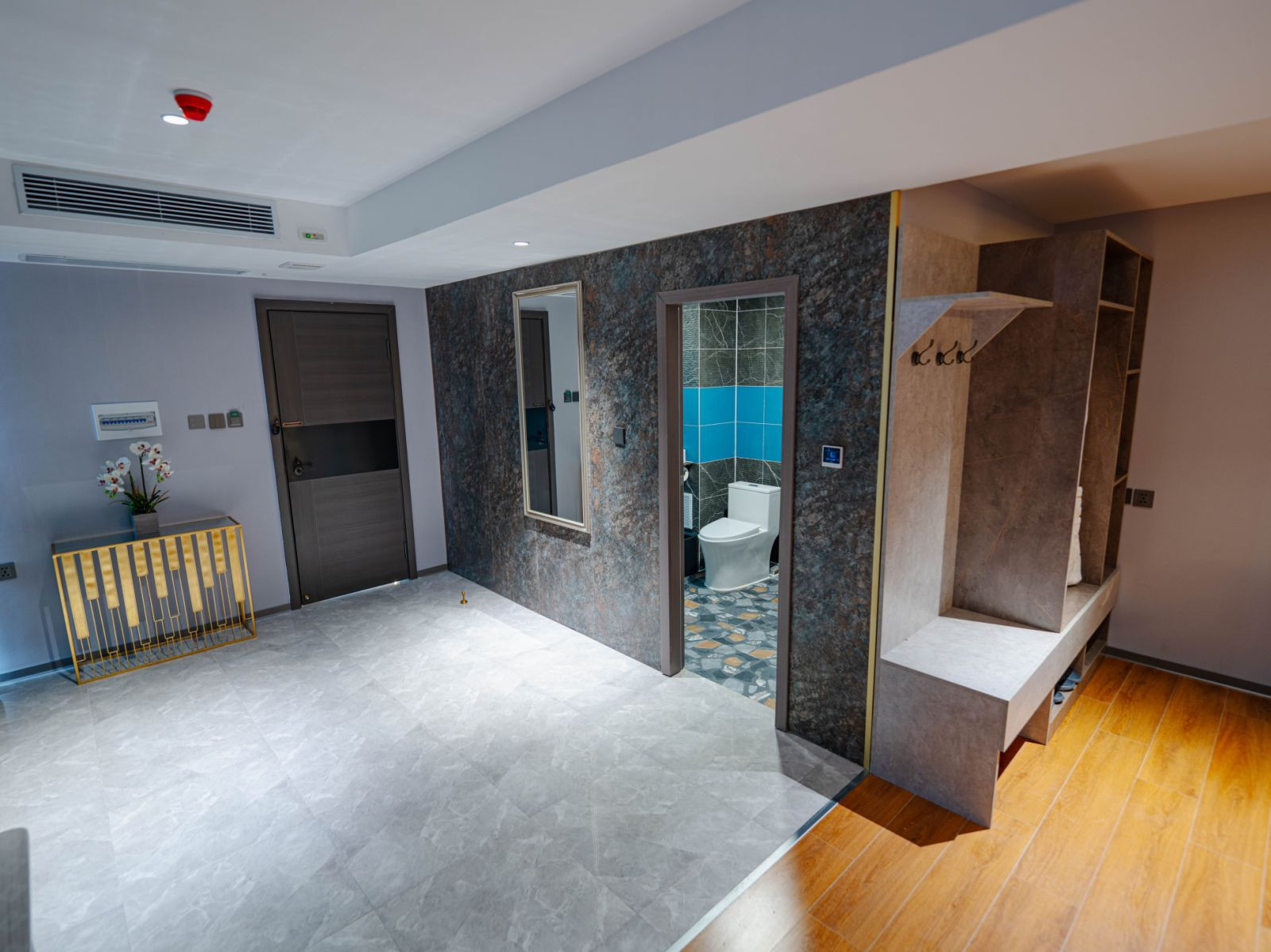 Deluxe King Room - Image 3