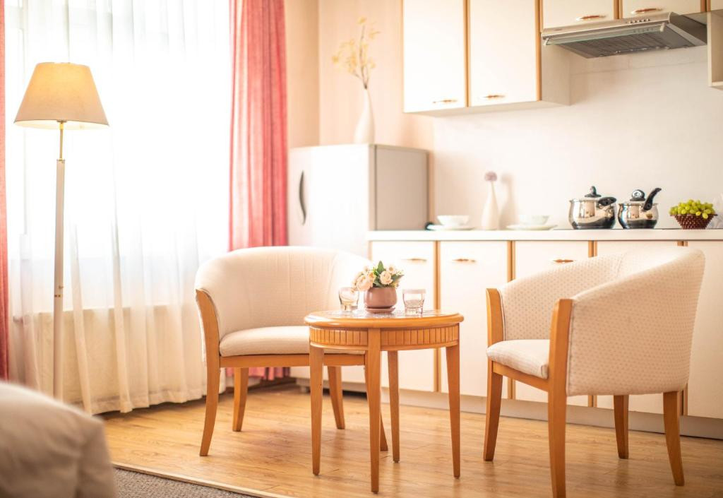 Гал Тогоотой Өрөө - Image 3