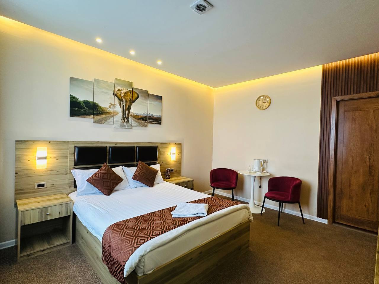 Elephant room - Image 1