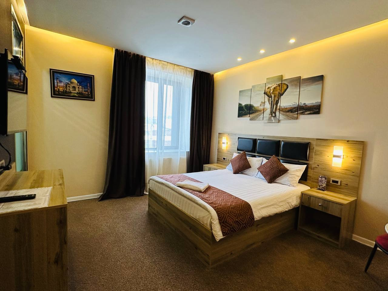 Elephant room - Image 2